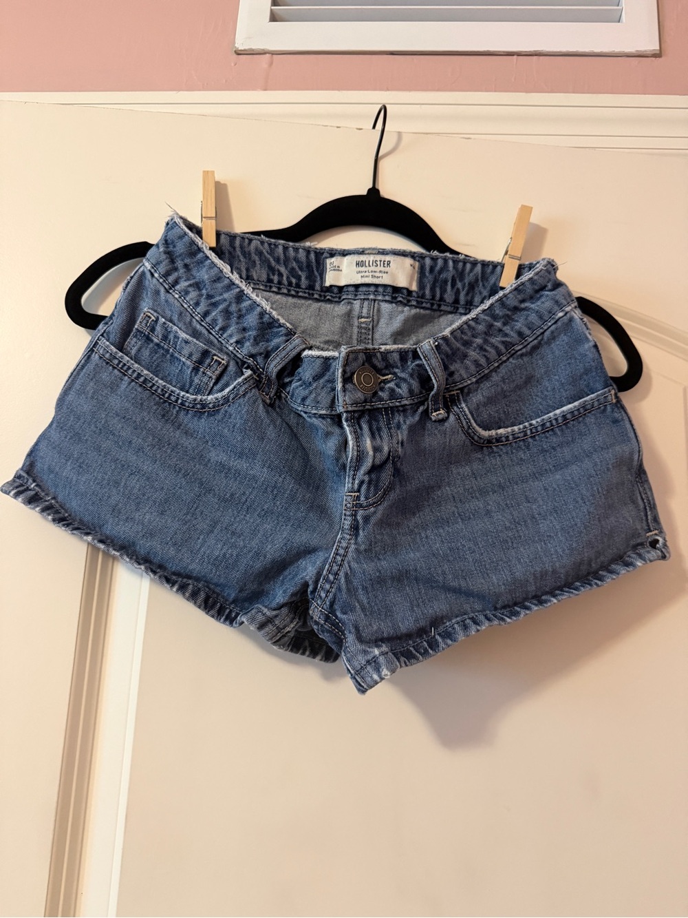 Hollister 00 Low Rise Mini Jean Shorts.
